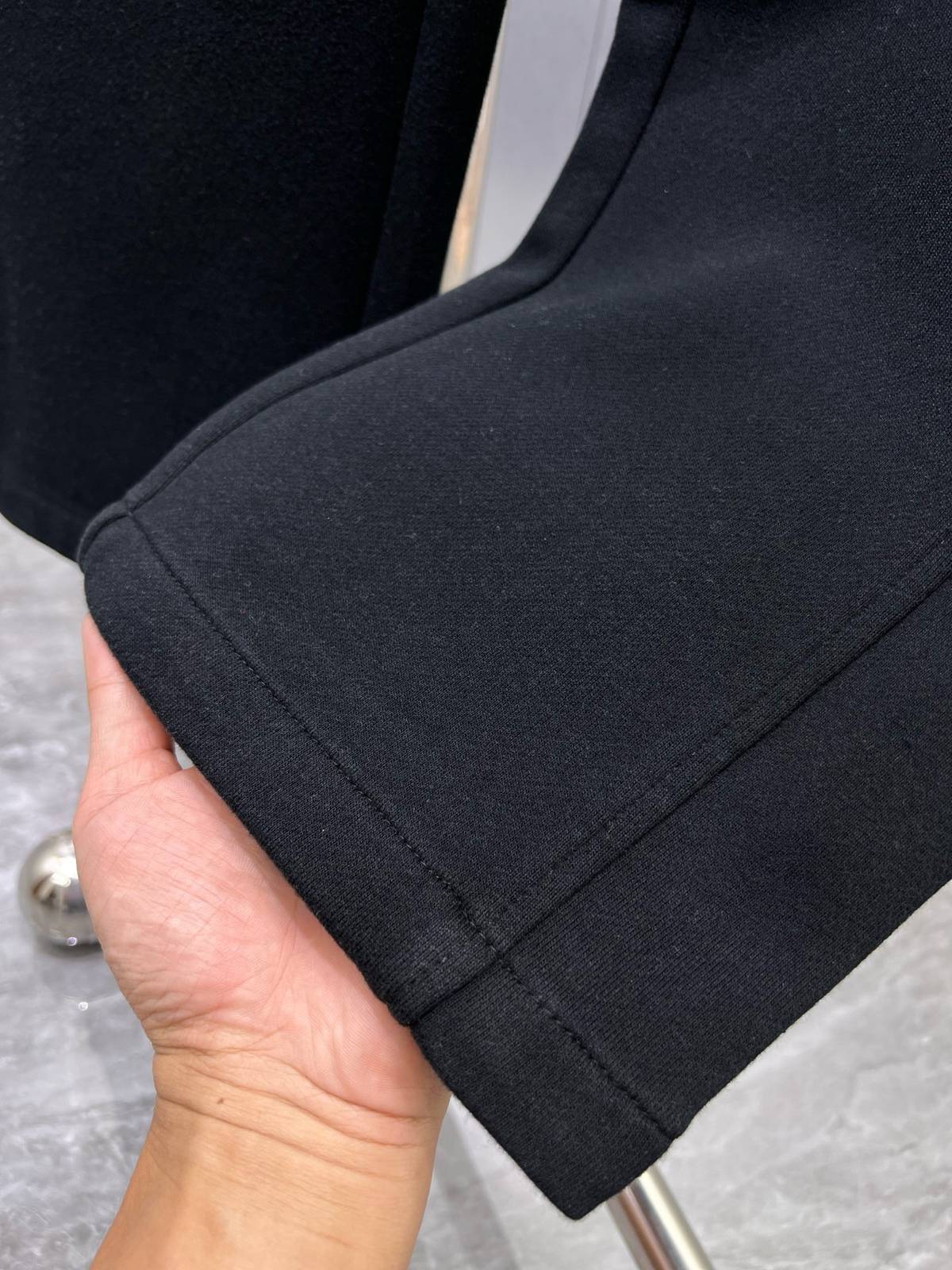 LOEWE ロエベ メンズ パンツ カーゴパンツ ロゴ刺繍 サイドライン ワイドパンツ ブラック - 画像 2