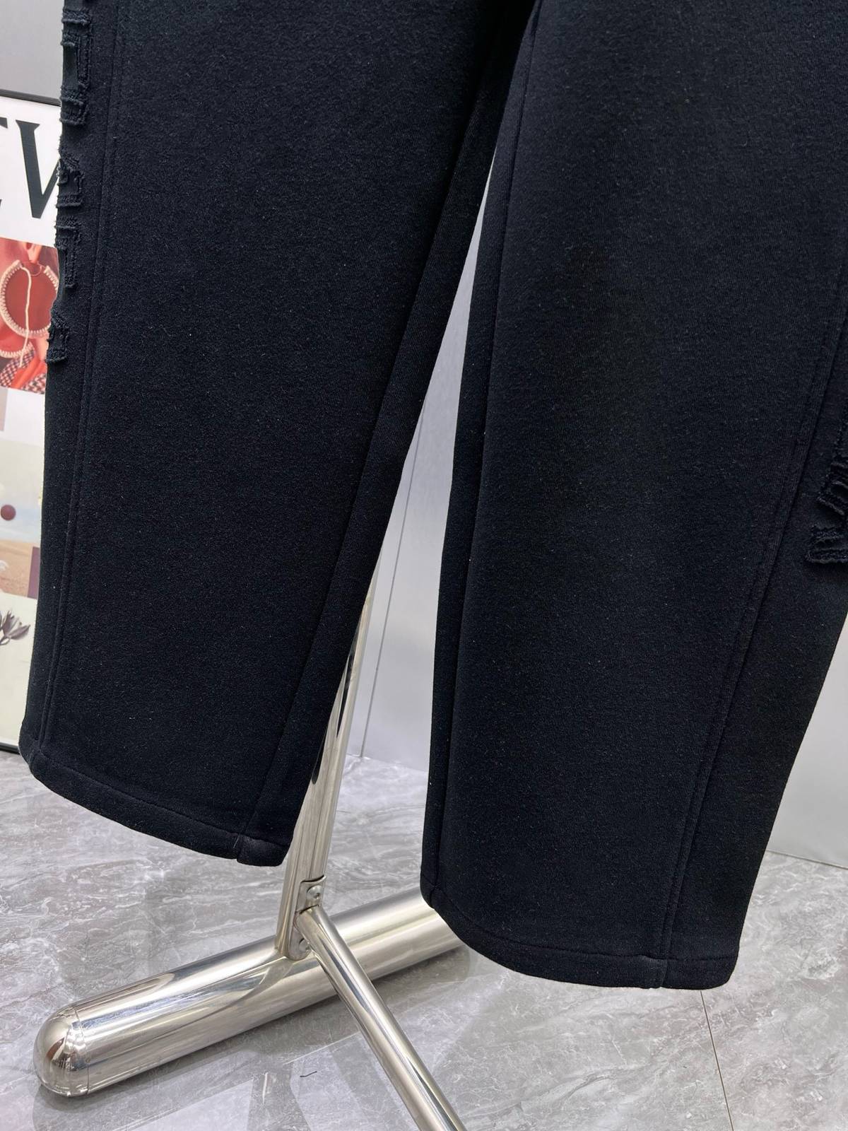 LOEWE ロエベ メンズ パンツ カーゴパンツ ロゴ刺繍 サイドライン ワイドパンツ ブラック - 画像 3