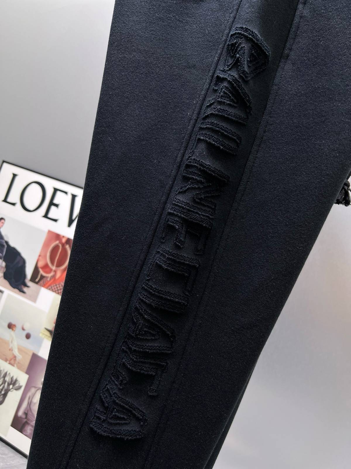 LOEWE ロエベ メンズ パンツ カーゴパンツ ロゴ刺繍 サイドライン ワイドパンツ ブラック - 画像 4