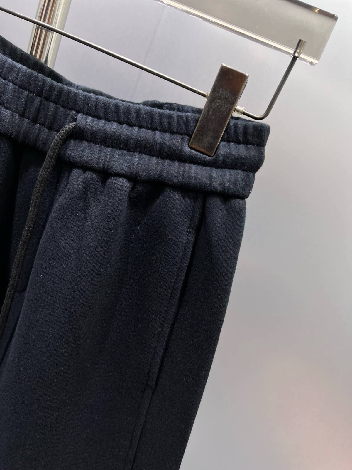 LOEWE ロエベ メンズ パンツ カーゴパンツ ロゴ刺繍 サイドライン ワイドパンツ ブラック - 画像 6