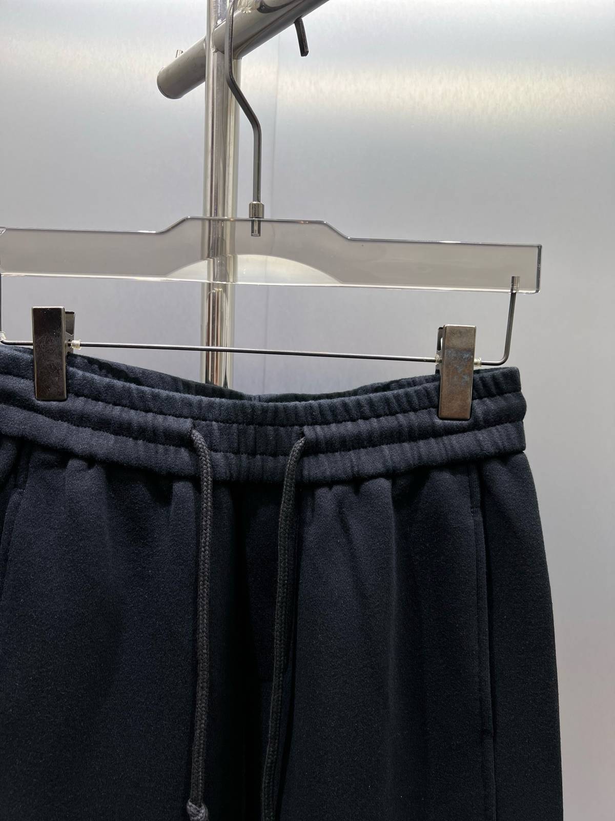LOEWE ロエベ メンズ パンツ カーゴパンツ ロゴ刺繍 サイドライン ワイドパンツ ブラック - 画像 7