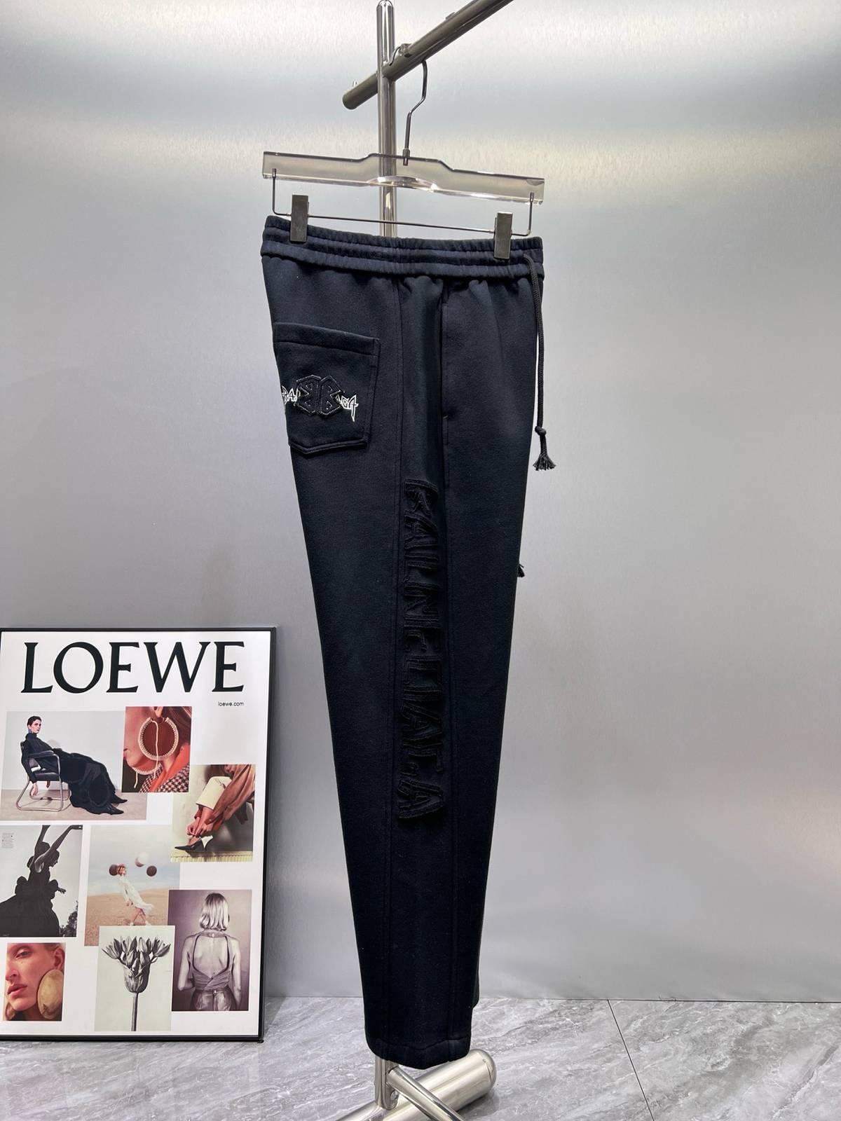 LOEWE ロエベ メンズ パンツ カーゴパンツ ロゴ刺繍 サイドライン ワイドパンツ ブラック - 画像 8