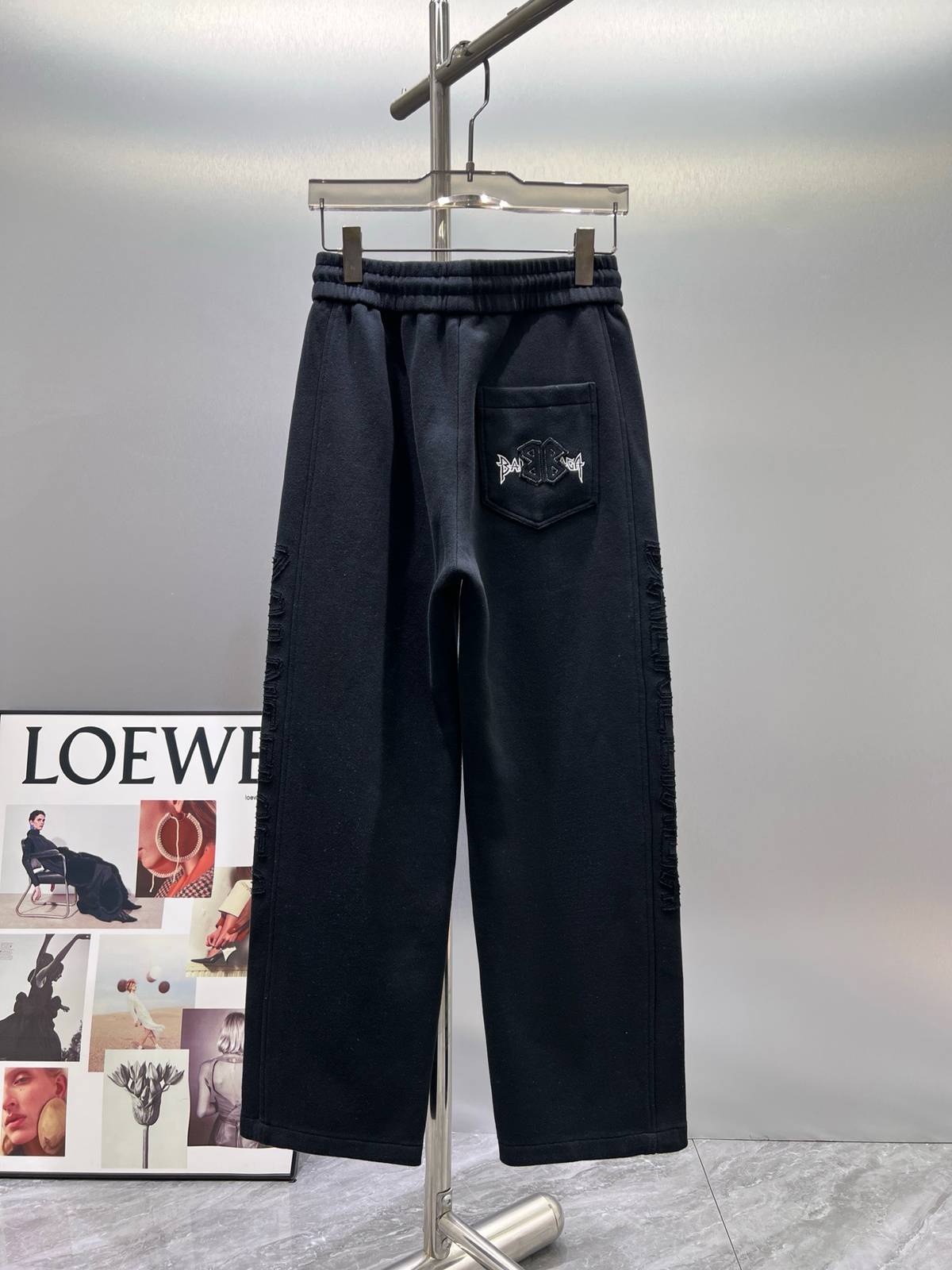 LOEWE ロエベ メンズ パンツ カーゴパンツ ロゴ刺繍 サイドライン ワイドパンツ ブラック - 画像 9