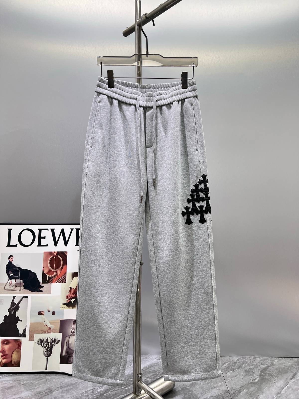 CHROME HEARTS クロムハーツ メンズ パンツ ジョガーパンツ サイドライン ロゴ刺繍 ロゴプリント メタルパーツ ブラック