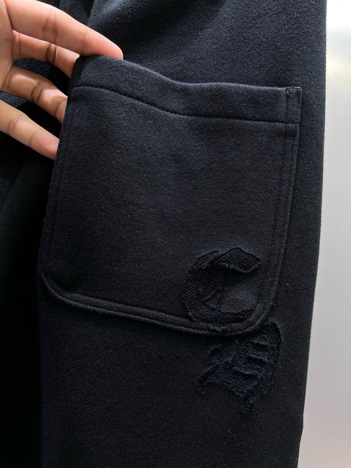 CHROME HEARTS クロムハーツ メンズ ボトムス ジョガーパンツ ロゴ刺繍 サイドライン メタルパーツ ブラック - 画像 4