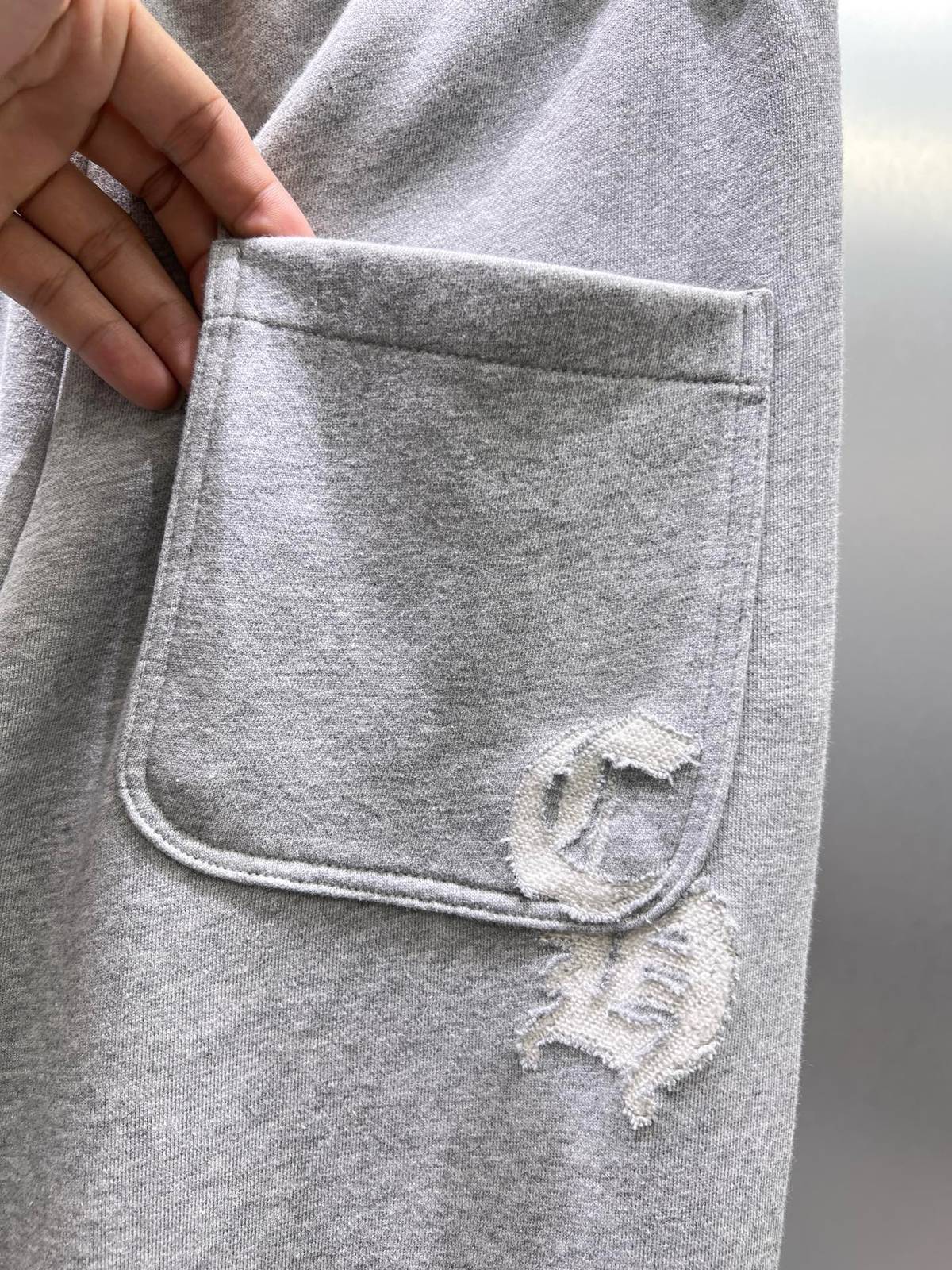 CHROME HEARTS クロムハーツ メンズ ジョガーパンツ イージーパンツ サイドライン ロゴ刺繍 メタルパーツ グレー - 画像 4