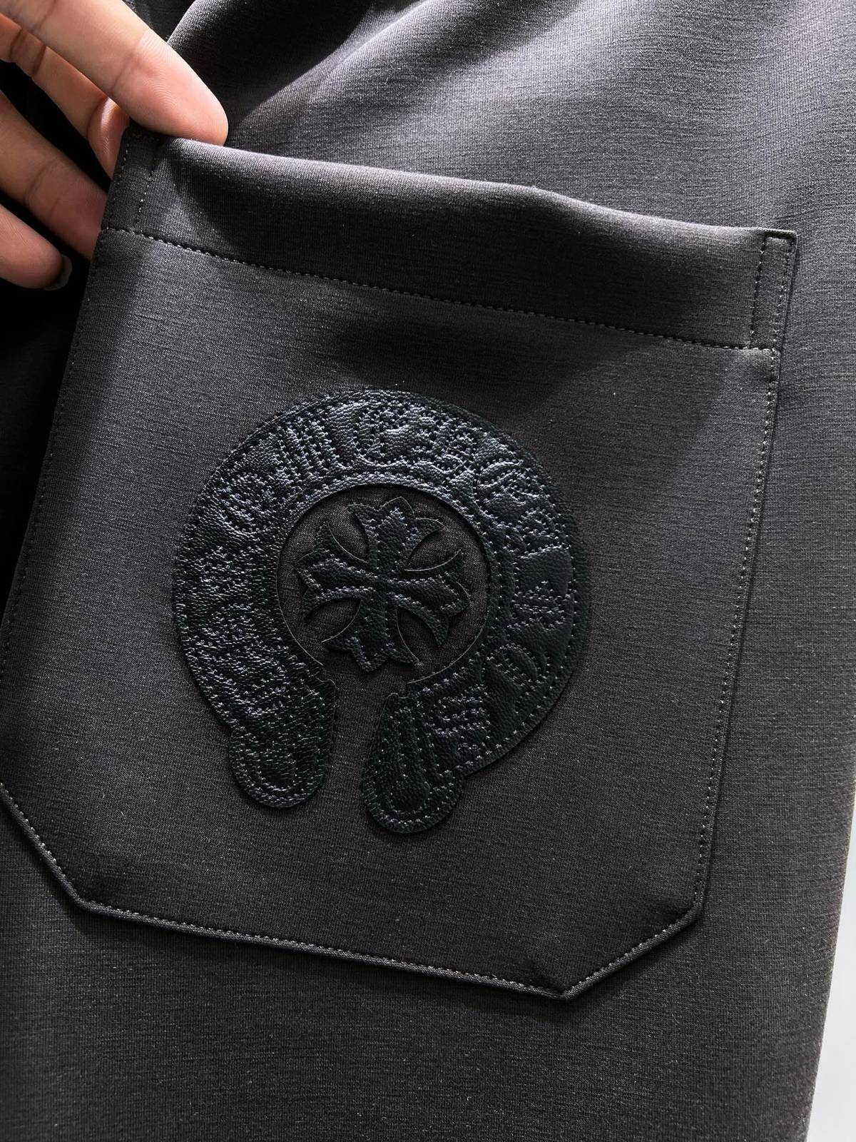 CHROME HEARTS クロムハーツ メンズ ボトムス ジョガーパンツ サイドライン ロゴ刺繍 イージーパンツ ブラック - 画像 4
