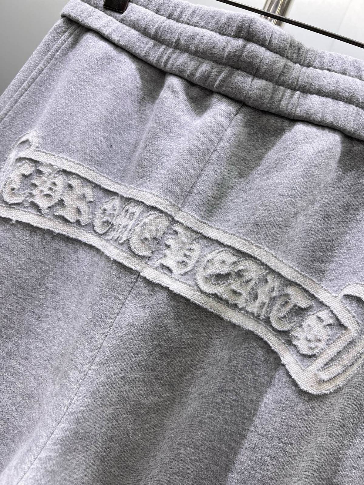 CHROME HEARTS クロムハーツ メンズ ジョガーパンツ カーゴパンツ ロゴ刺繍 サイドライン ロングコード メタルパーツ グレー - 画像 4