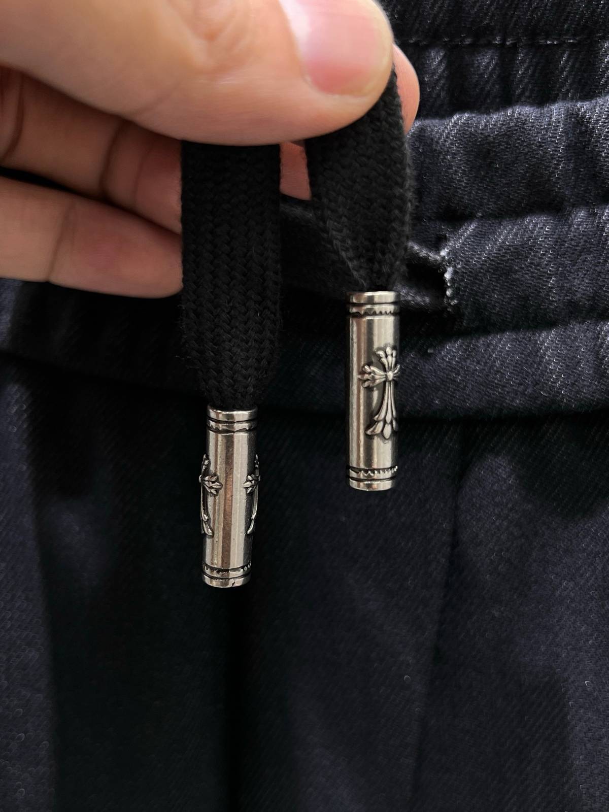 CHROME HEARTS クロムハーツ メンズ パンツ ワイドパンツ ウエストゴム ドローコード ロゴ刺繍 サイドライン ブラック - 画像 7
