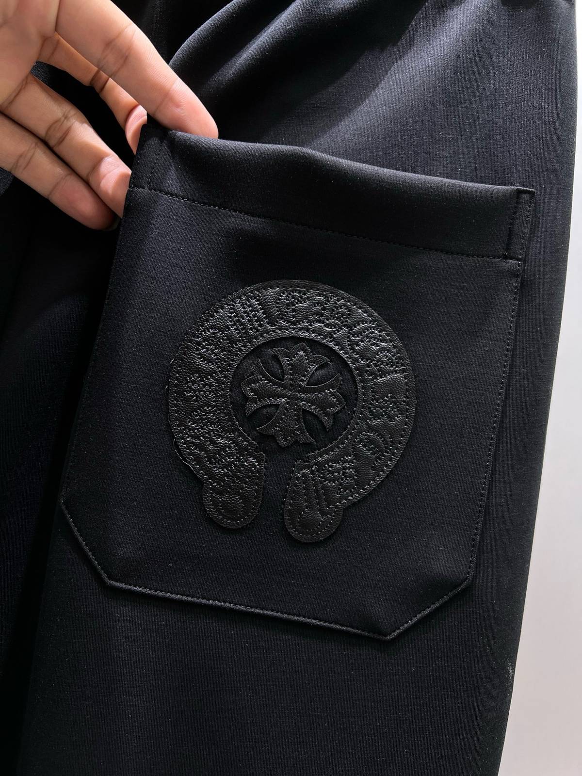 CHROME HEARTS クロムハーツ メンズ パンツ イージーパンツ メタルパーツ ロゴ刺繍 ブラック - 画像 5