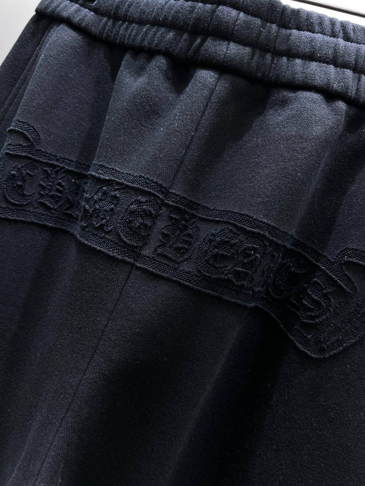 CHROME HEARTS クロムハーツ メンズ パンツ ジョガーパンツ ウエストゴム ロゴ刺繍 サイドライン メタルパーツ ブラック - 画像 4