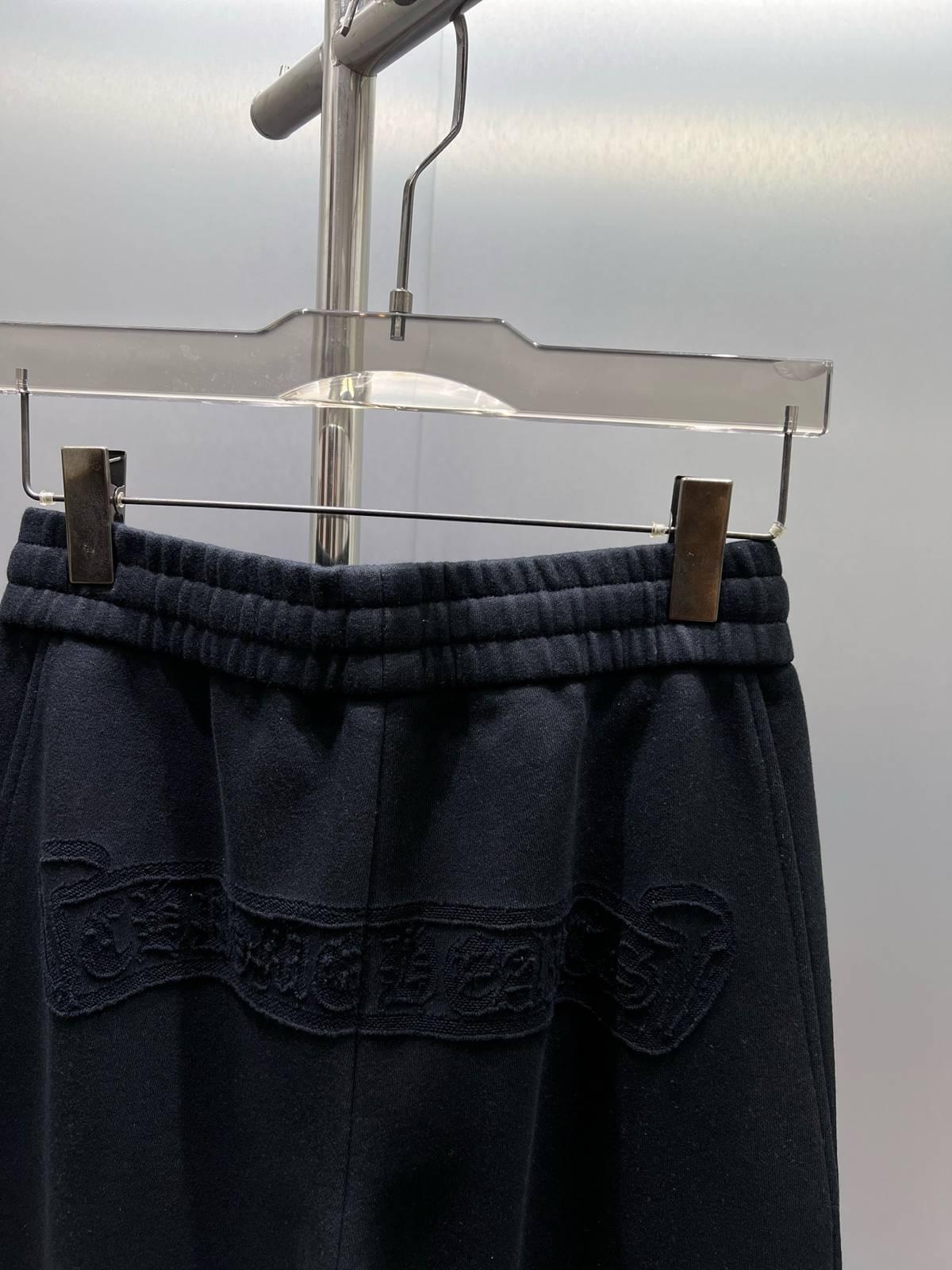 CHROME HEARTS クロムハーツ メンズ パンツ ジョガーパンツ ウエストゴム ロゴ刺繍 サイドライン メタルパーツ ブラック - 画像 5