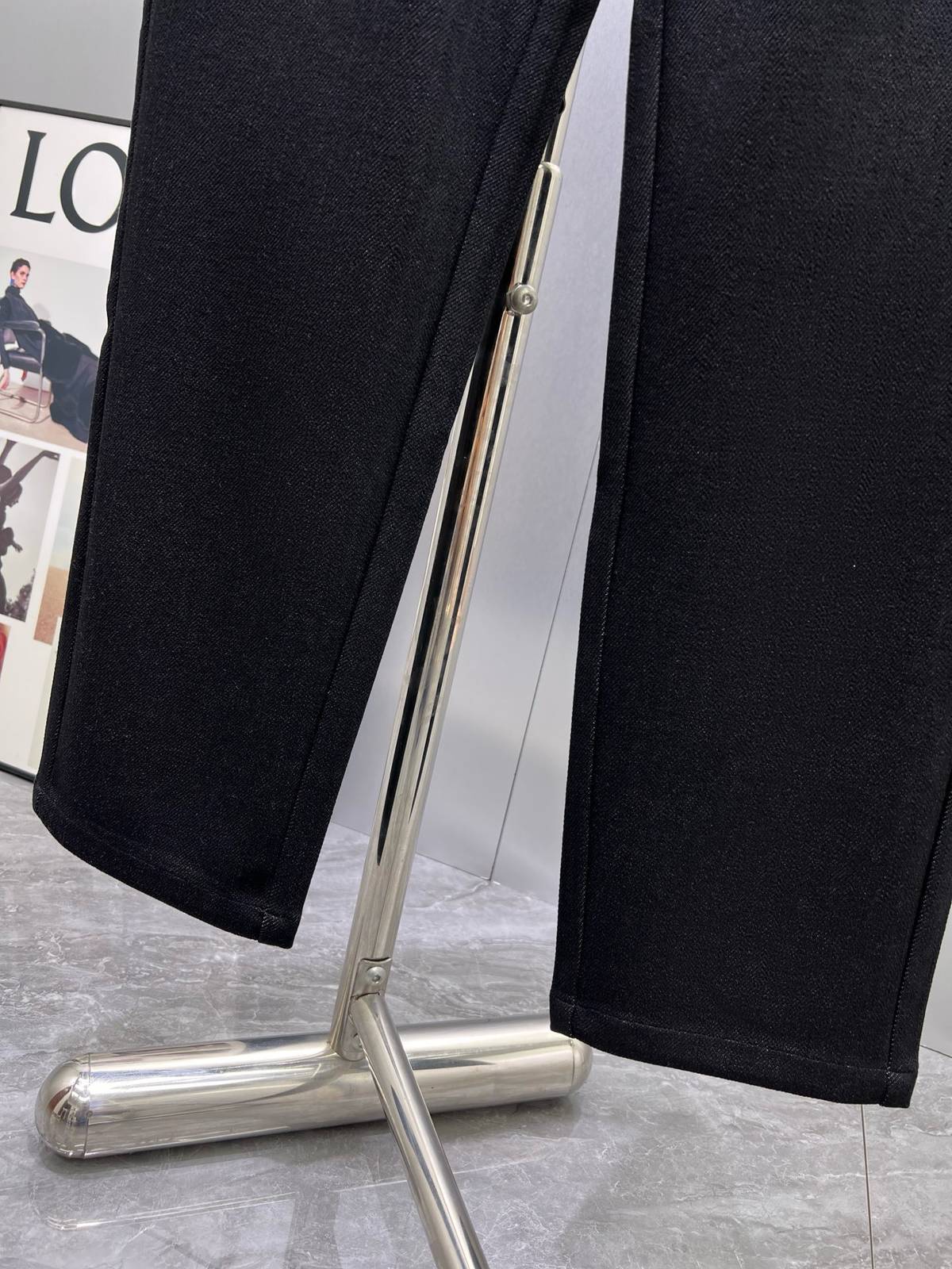 LOEWE ロエベ メンズ パンツ イージーパンツ ロゴ刺繍 マルチポケット ロングコード ブラック - 画像 3
