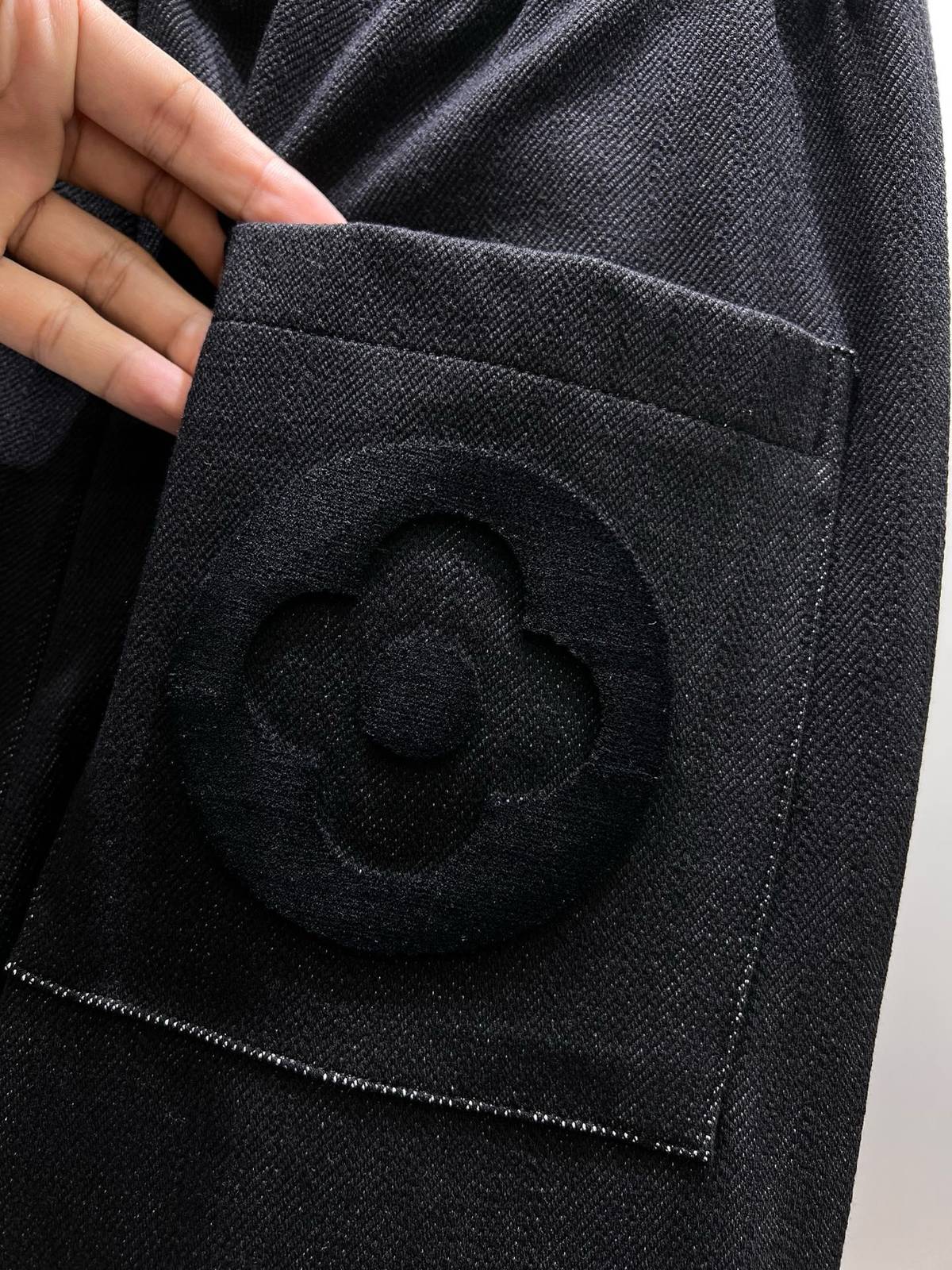 LOEWE ロエベ メンズ パンツ イージーパンツ ロゴ刺繍 マルチポケット ロングコード ブラック - 画像 4