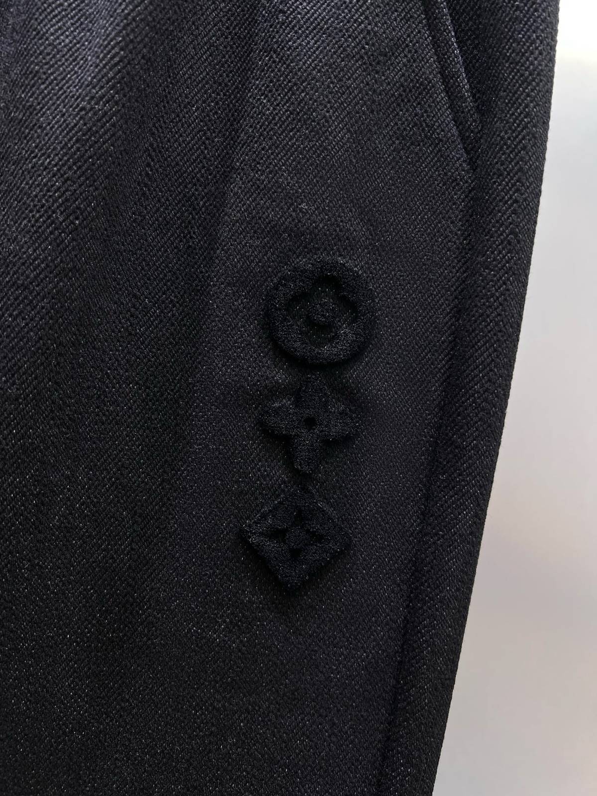 LOEWE ロエベ メンズ パンツ イージーパンツ ロゴ刺繍 マルチポケット ロングコード ブラック - 画像 6