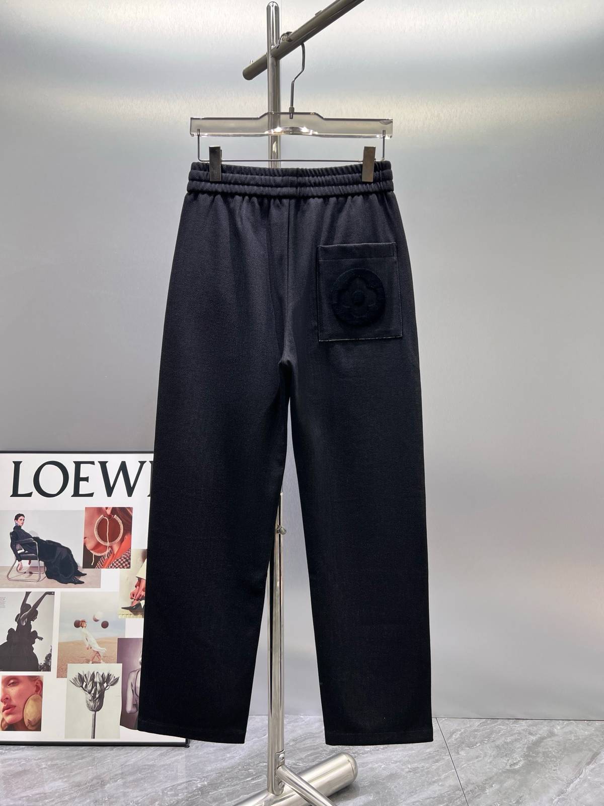 LOEWE ロエベ メンズ パンツ イージーパンツ ロゴ刺繍 マルチポケット ロングコード ブラック - 画像 9