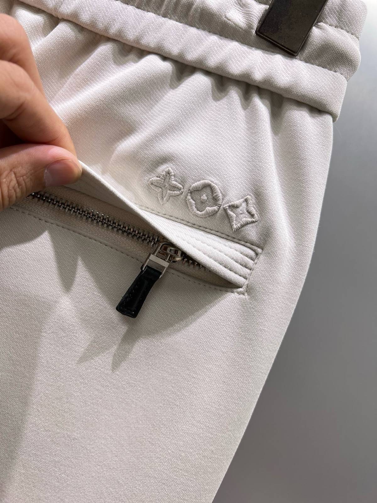 LOEWE ロエベ メンズ カーゴパンツ イージーパンツ ロゴ刺繍 サイドライン メタルパーツ ブラック - 画像 4