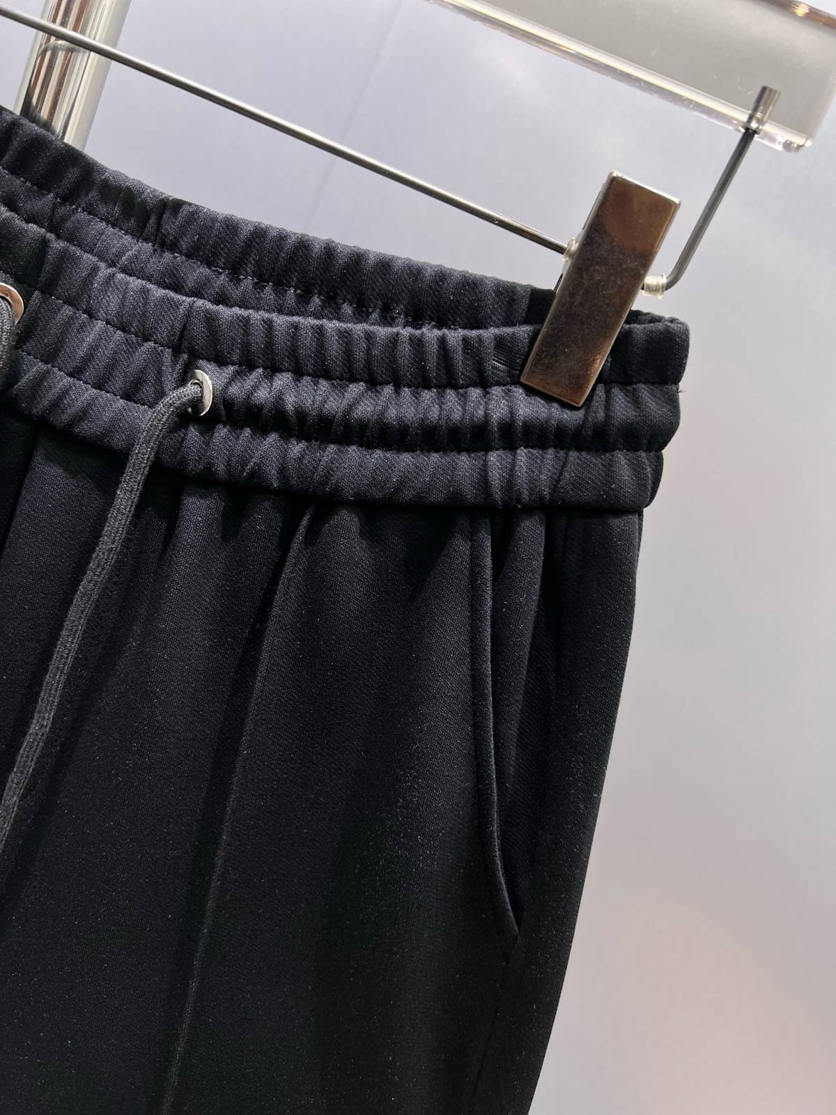 LOEWE ロエベ メンズ パンツ イージーパンツ ウエストゴム サイドライン ロゴ刺繍 メタルパーツ ブラック - 画像 6