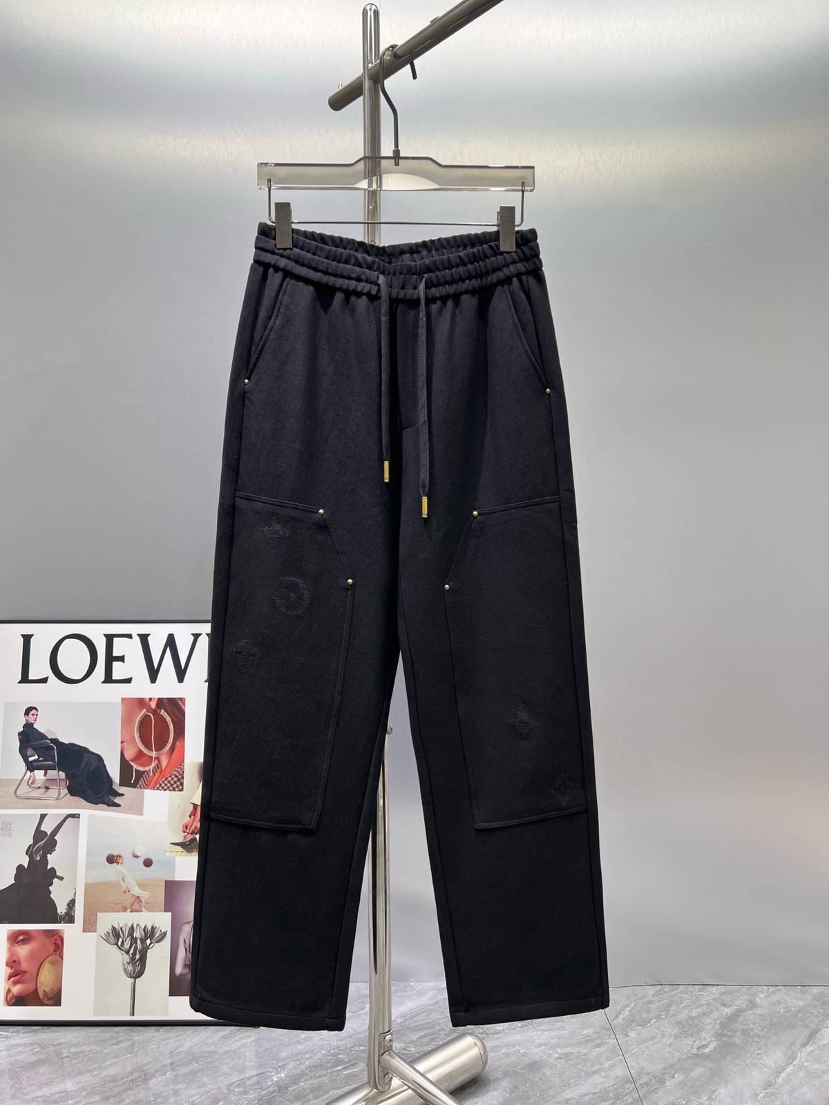 LOEWE ロエベ メンズ ボトムス カーゴパンツ ウエストゴム ドローコード サイドライン ロゴ刺繍 ブラック
