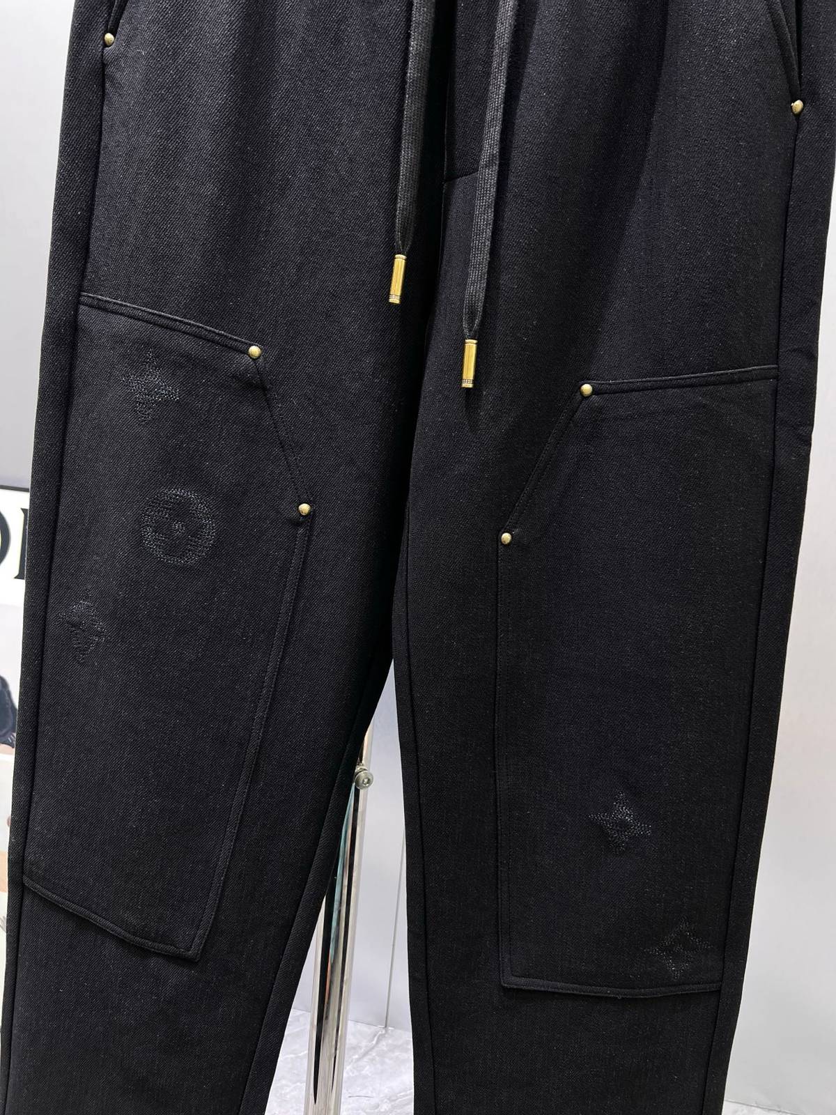 LOEWE ロエベ メンズ ボトムス カーゴパンツ ウエストゴム ドローコード サイドライン ロゴ刺繍 ブラック - 画像 2