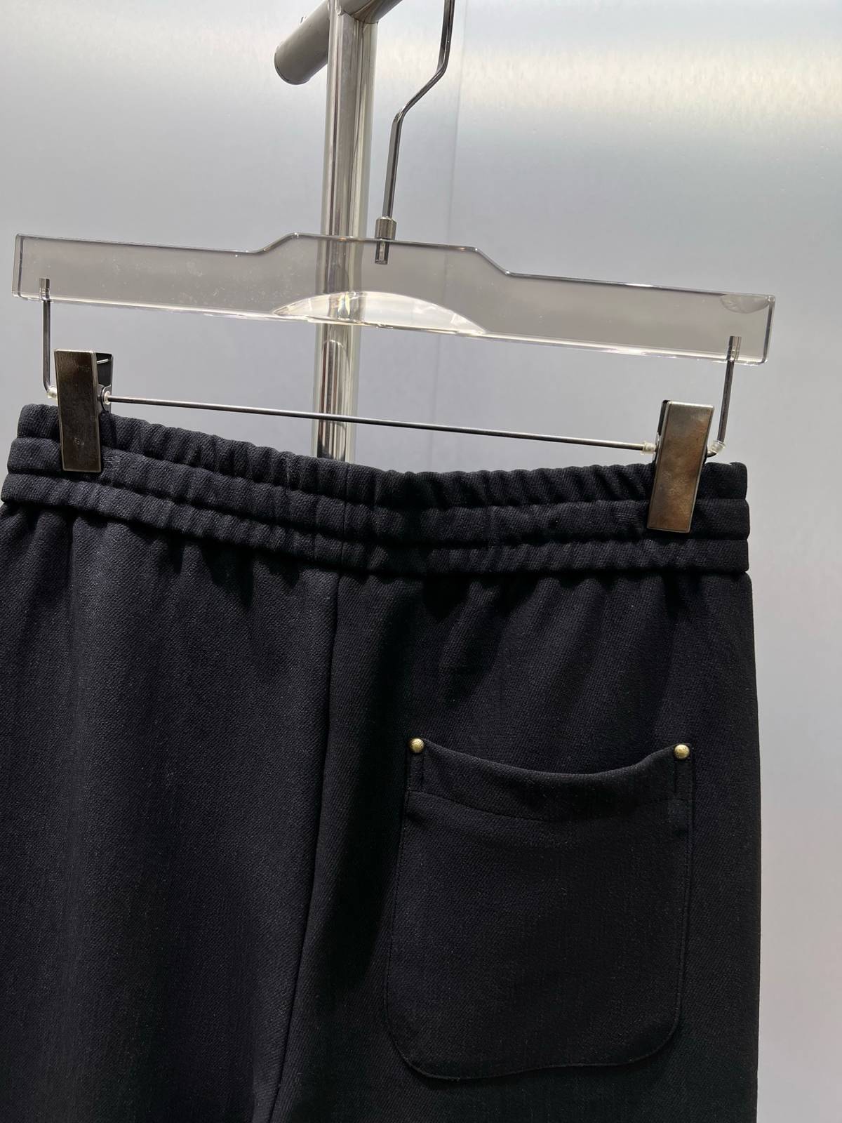 LOEWE ロエベ メンズ ボトムス カーゴパンツ ウエストゴム ドローコード サイドライン ロゴ刺繍 ブラック - 画像 5