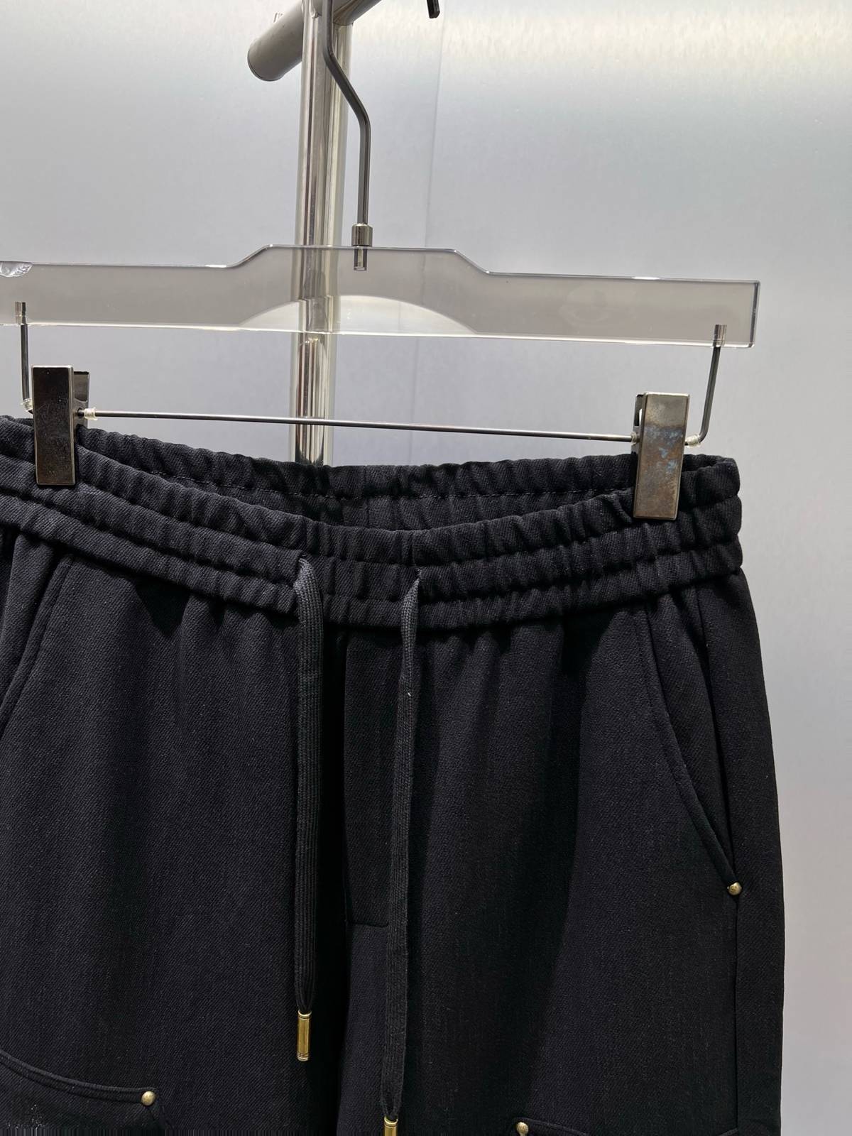 LOEWE ロエベ メンズ ボトムス カーゴパンツ ウエストゴム ドローコード サイドライン ロゴ刺繍 ブラック - 画像 8