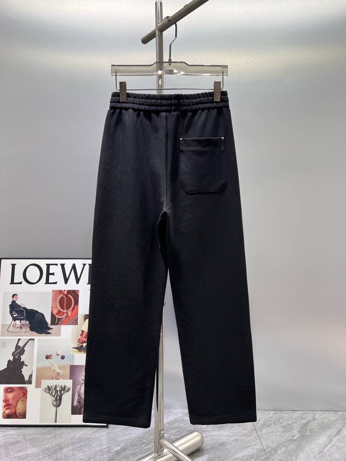 LOEWE ロエベ メンズ ボトムス カーゴパンツ ウエストゴム ドローコード サイドライン ロゴ刺繍 ブラック - 画像 9