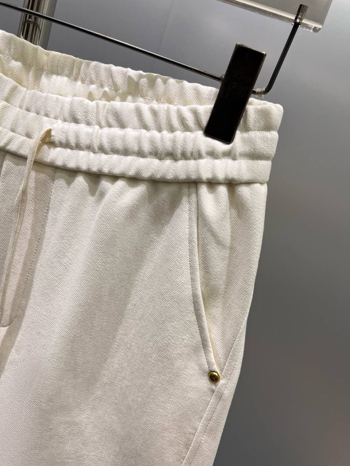 LOEWE メンズ パンツ イージーパンツ ワイドパンツ ロゴ刺繍 サイドライン ジップスリット メタルパーツ ベージュ - 画像 6