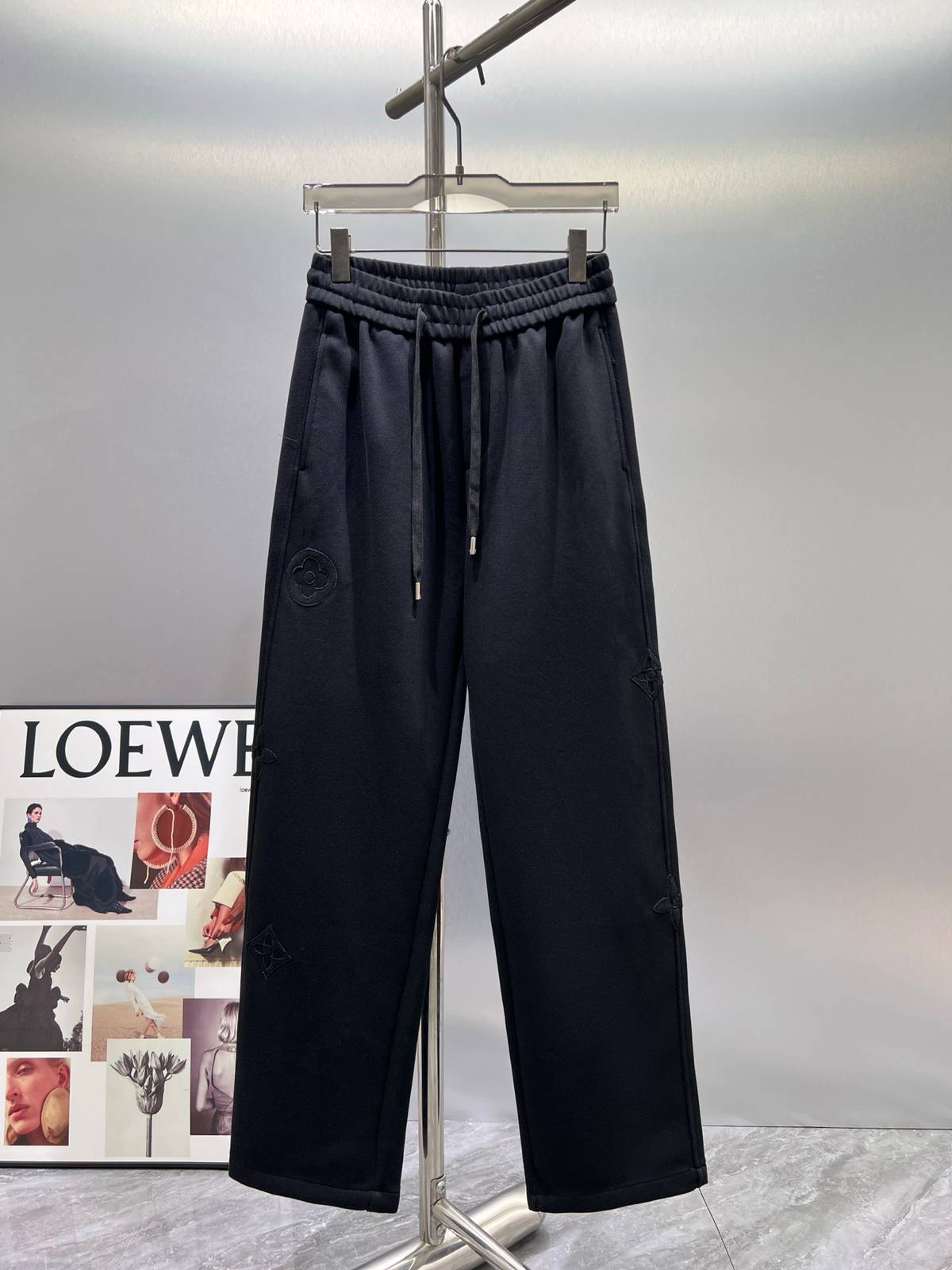 LOEWE ロエベ メンズ パンツ イージーパンツ ウエストゴム ロゴ刺繍 サイドライン メタルパーツ ブラック