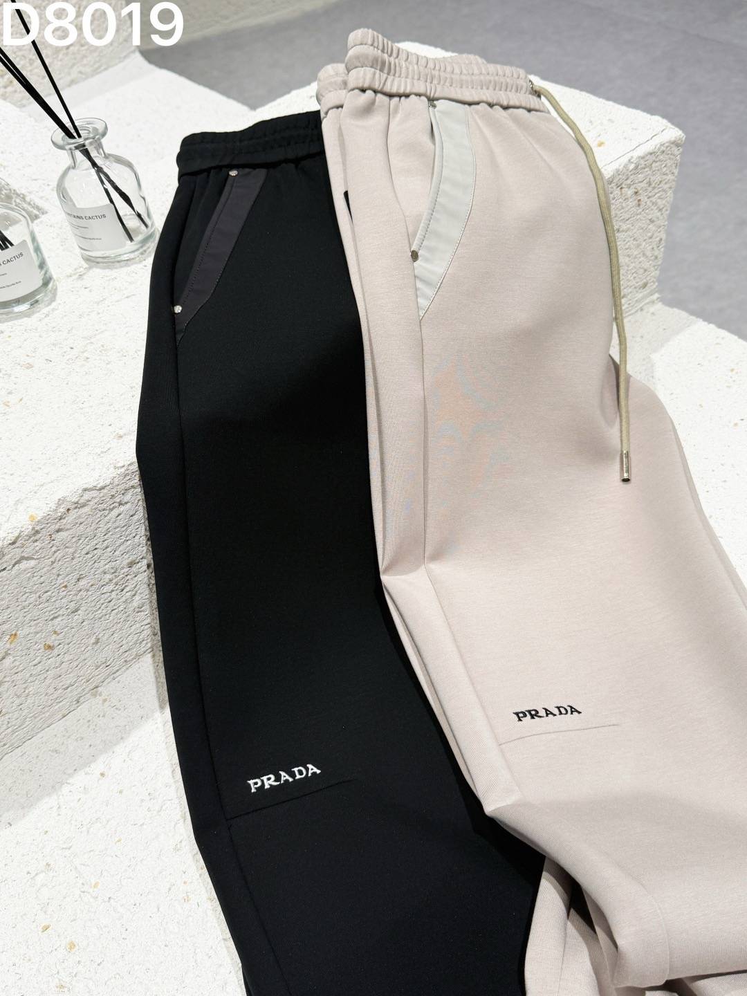 PRADA メンズ パンツ イージーパンツ 2WAYデザイン ロゴ刺繍 サイドライン メタルパーツ ブラック ベージュ - 画像 3