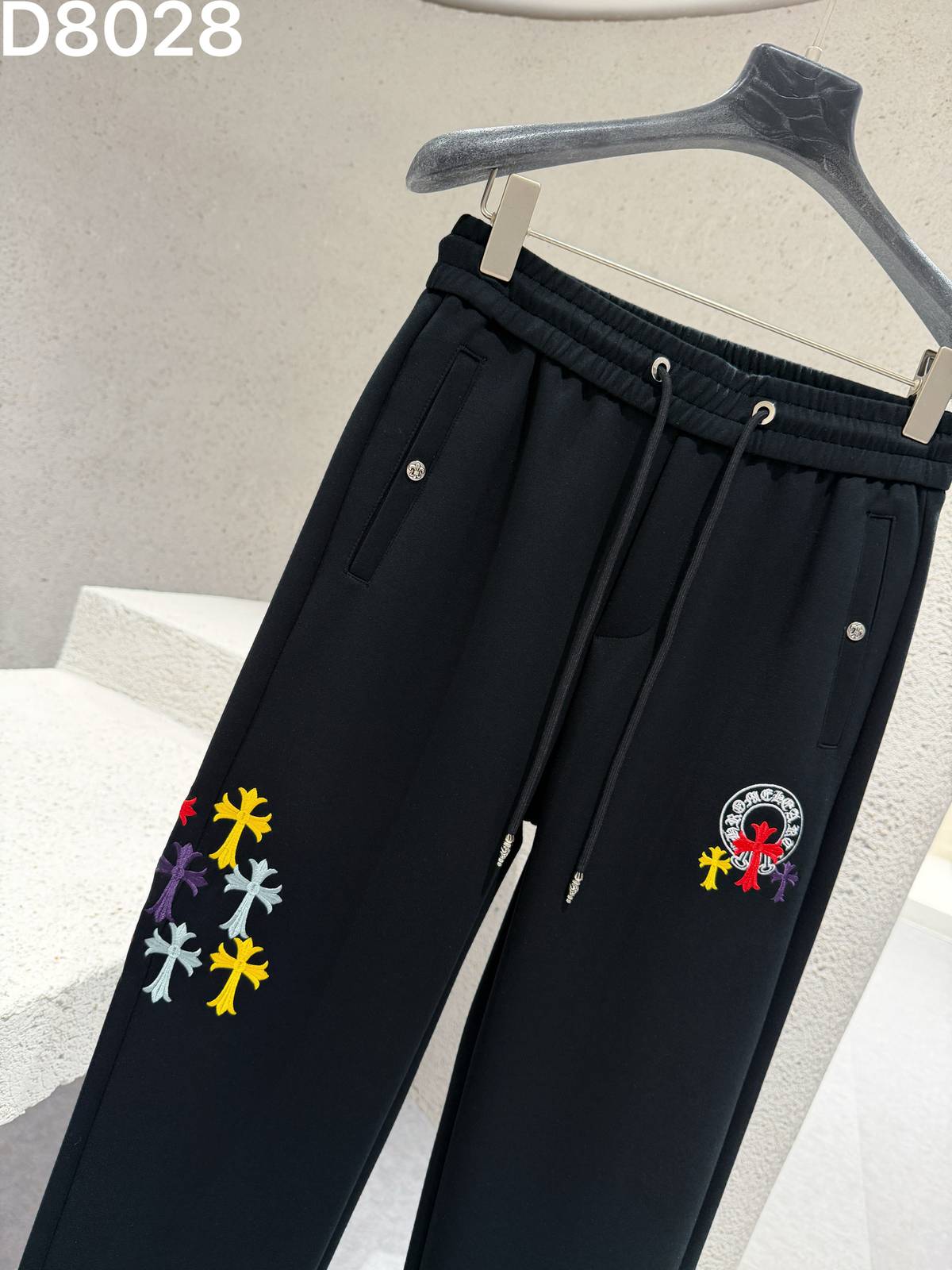 CHROME HEARTS クロムハーツ メンズ パンツ ジョガーパンツ サイドライン ロゴ刺繍 メタルパーツ ブラック - 画像 6