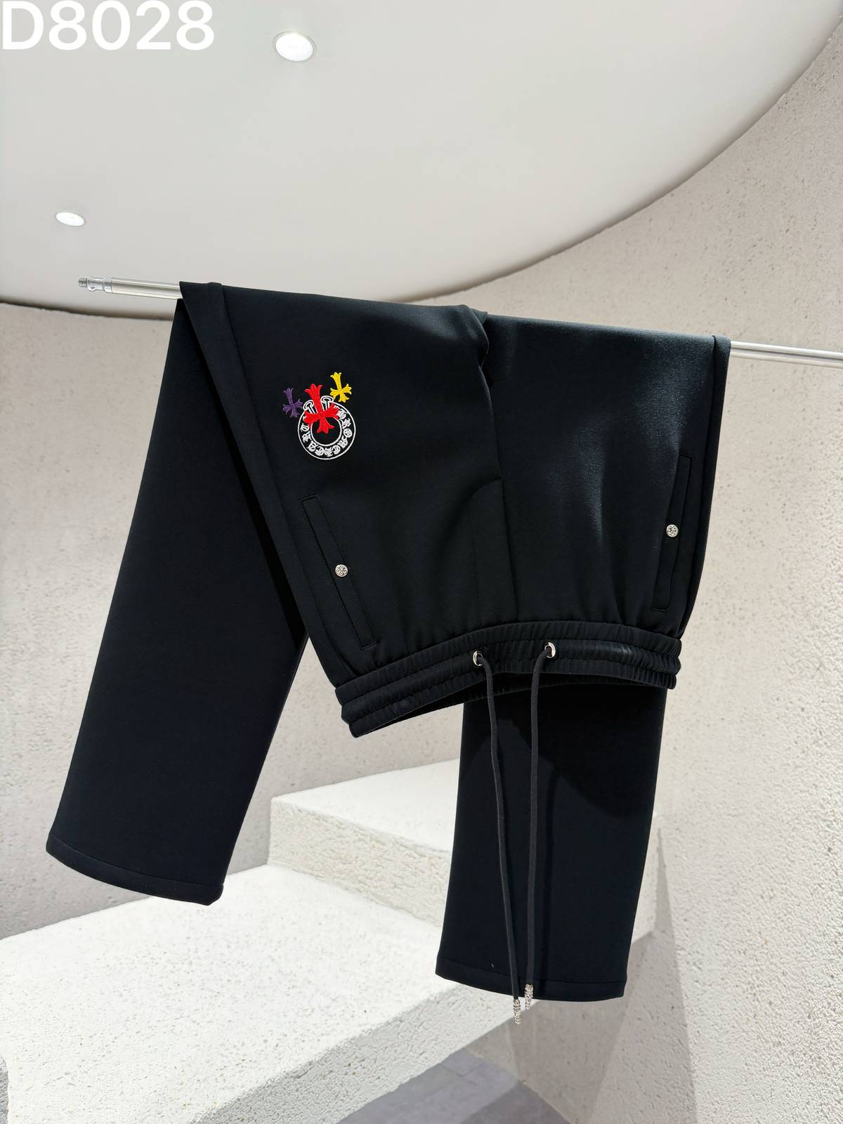 CHROME HEARTS クロムハーツ メンズ パンツ ジョガーパンツ サイドライン ロゴ刺繍 メタルパーツ ブラック - 画像 7