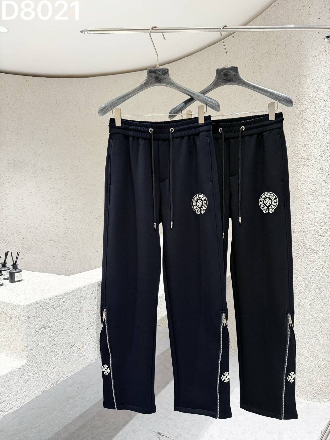 CHROME HEARTS クロムハーツ メンズ パンツ ジョガーパンツ ロゴ刺繍 サイドライン メタルパーツ ブラック - 画像 8