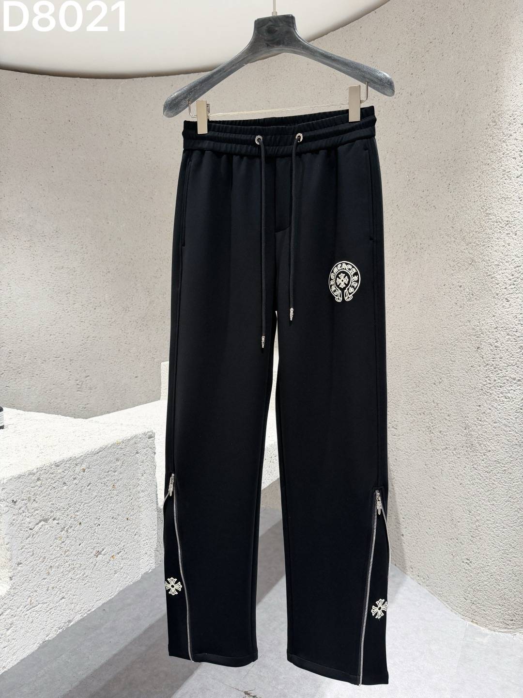 CHROME HEARTS クロムハーツ メンズ パンツ ジョガーパンツ ロゴ刺繍 サイドライン メタルパーツ ブラック - 画像 9