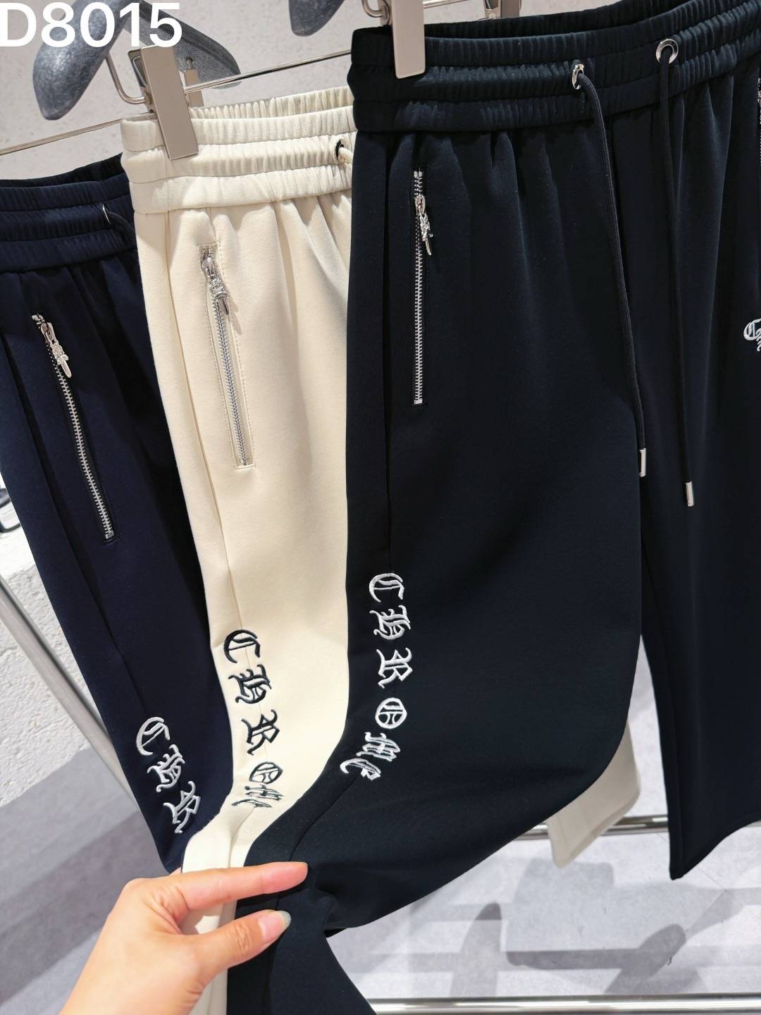 CHROME HEARTS クロムハーツ メンズ パンツ ジョガーパンツ サイドライン ロゴ刺繍 ロングコード メタルパーツ ブラック - 画像 3