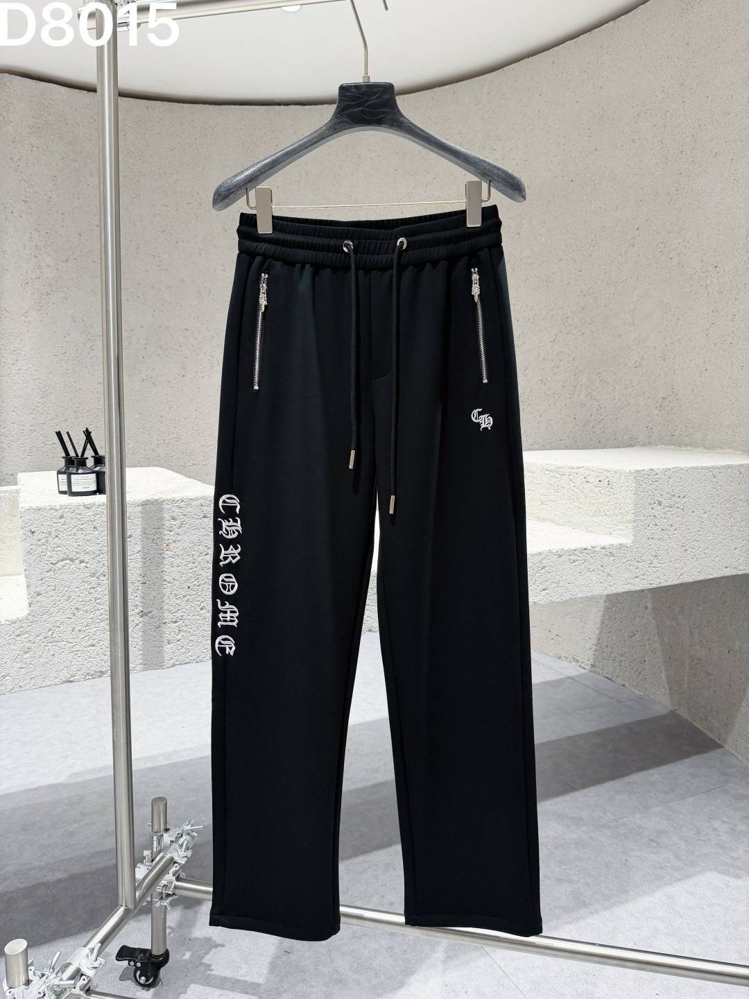 CHROME HEARTS クロムハーツ メンズ パンツ ジョガーパンツ サイドライン ロゴ刺繍 ロングコード メタルパーツ ブラック - 画像 9