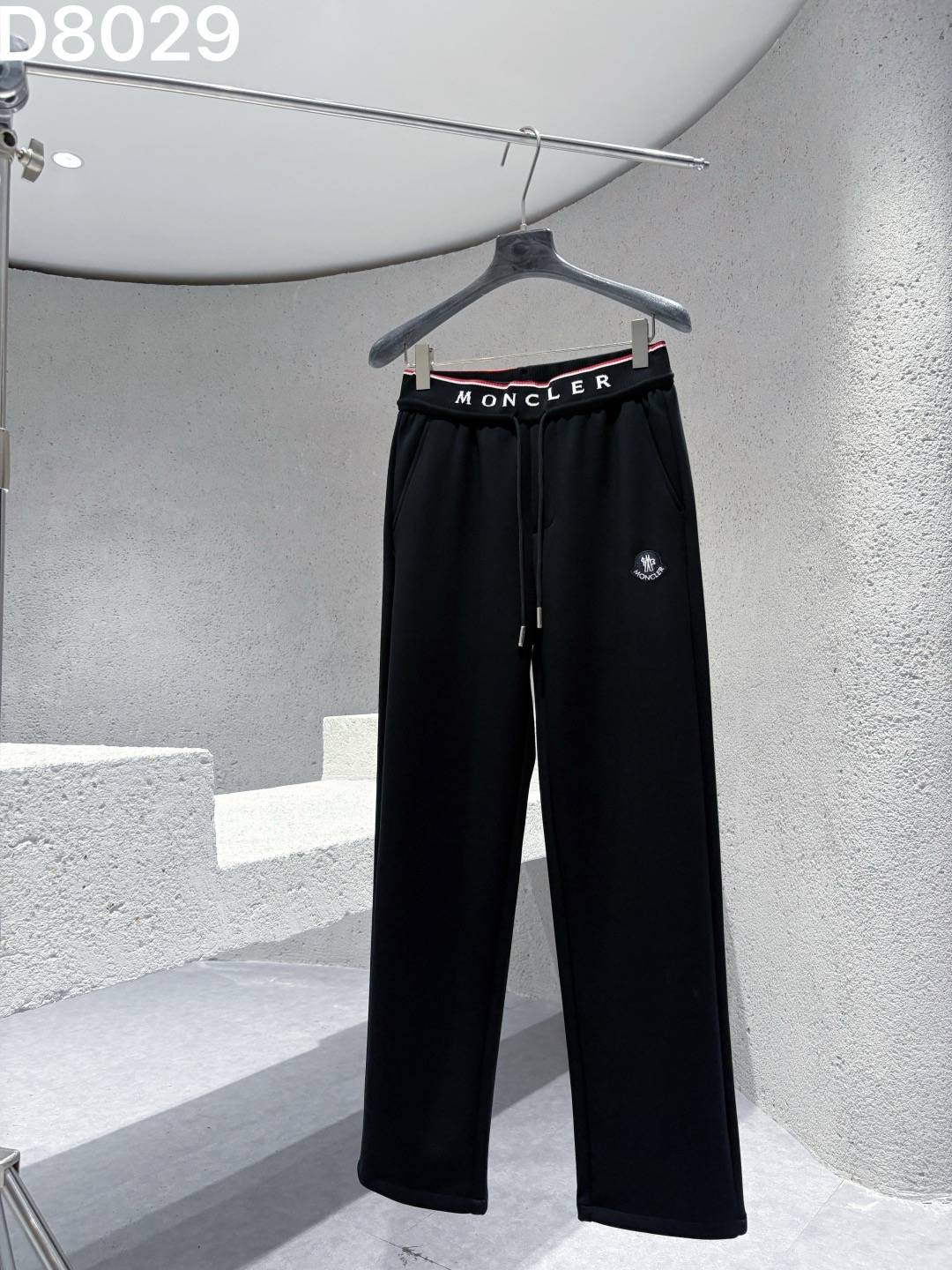 MONCLER メンズ パンツ イージーパンツ ウエストゴム ロゴプリント サイドライン メタルパーツ ブラック