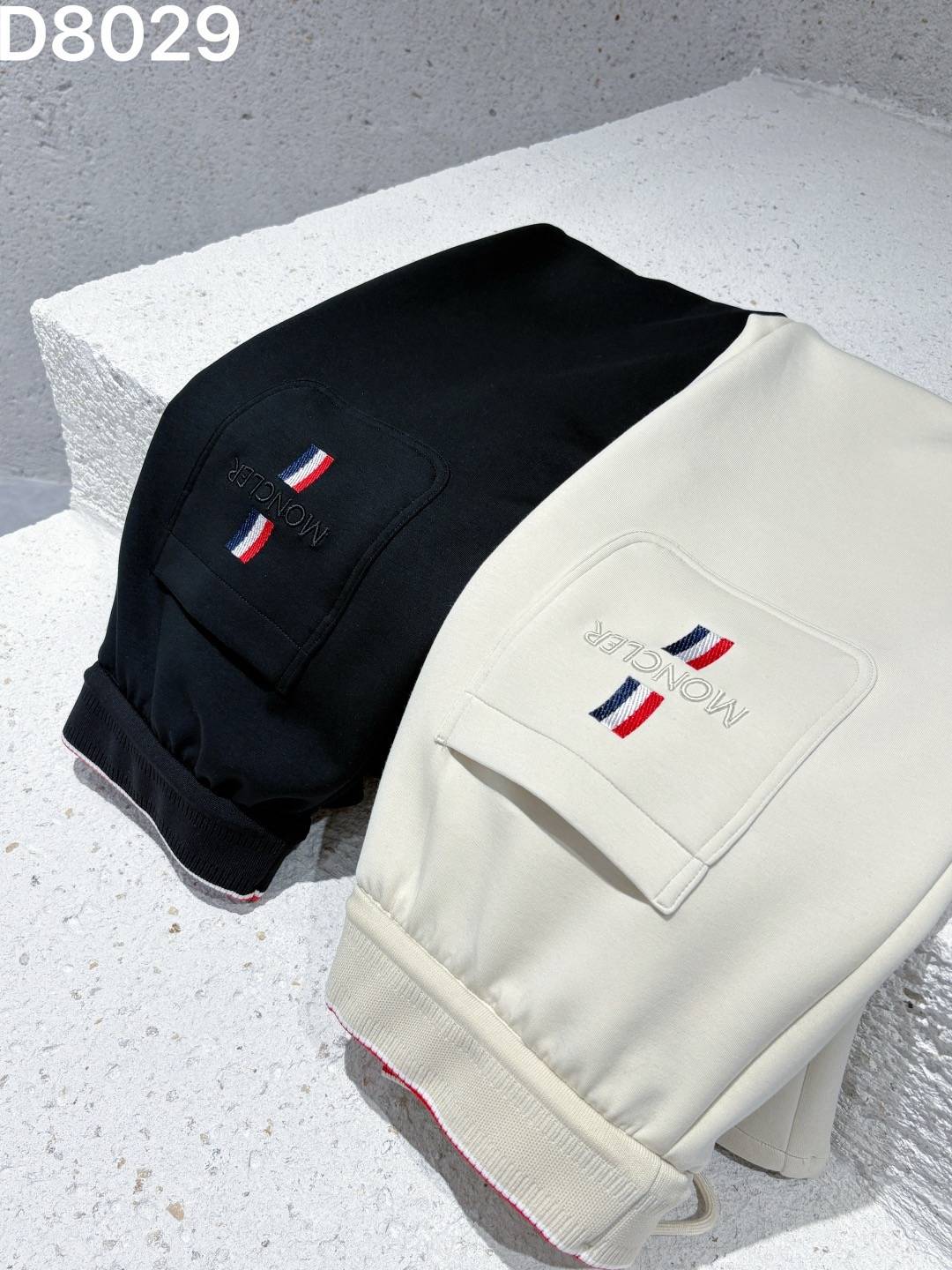 MONCLER メンズ パンツ イージーパンツ ウエストゴム ロゴプリント サイドライン メタルパーツ ブラック - 画像 3