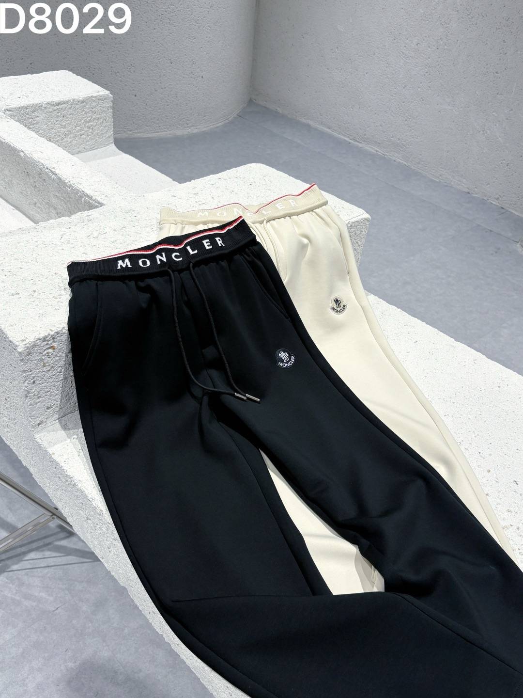 MONCLER メンズ パンツ イージーパンツ ウエストゴム ロゴプリント サイドライン メタルパーツ ブラック - 画像 4
