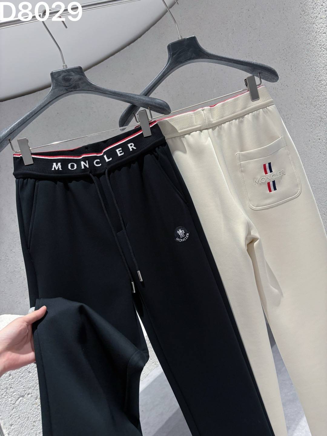 MONCLER メンズ パンツ イージーパンツ ウエストゴム ロゴプリント サイドライン メタルパーツ ブラック - 画像 5