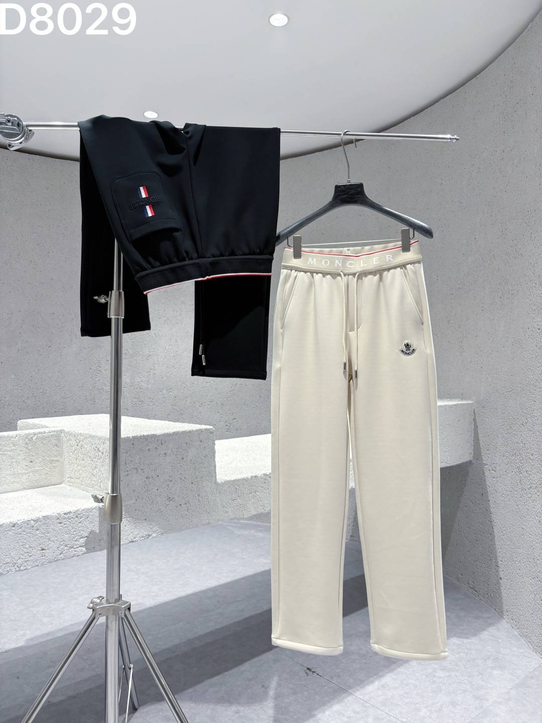 MONCLER メンズ パンツ イージーパンツ ウエストゴム ロゴプリント サイドライン メタルパーツ ブラック - 画像 6