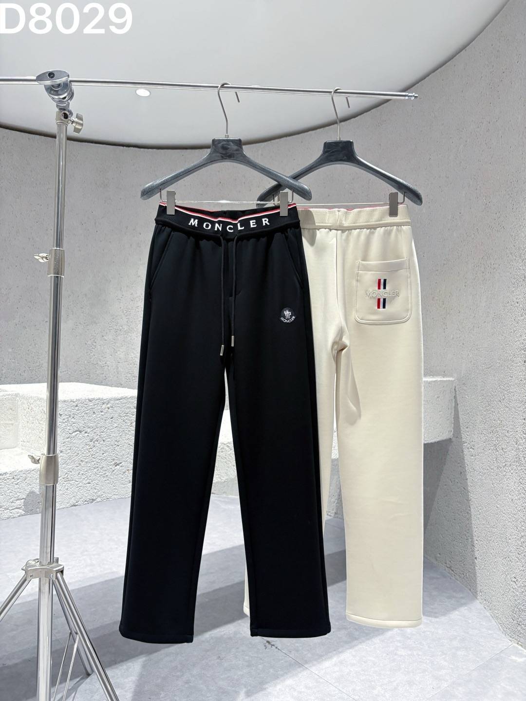 MONCLER メンズ パンツ イージーパンツ ウエストゴム ロゴプリント サイドライン メタルパーツ ブラック - 画像 7
