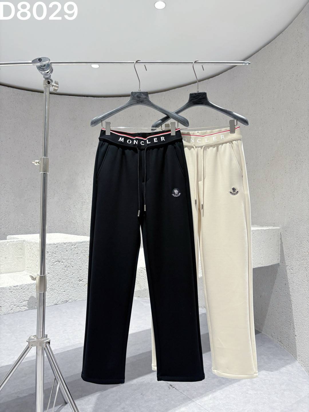 MONCLER メンズ パンツ イージーパンツ ウエストゴム ロゴプリント サイドライン メタルパーツ ブラック - 画像 8