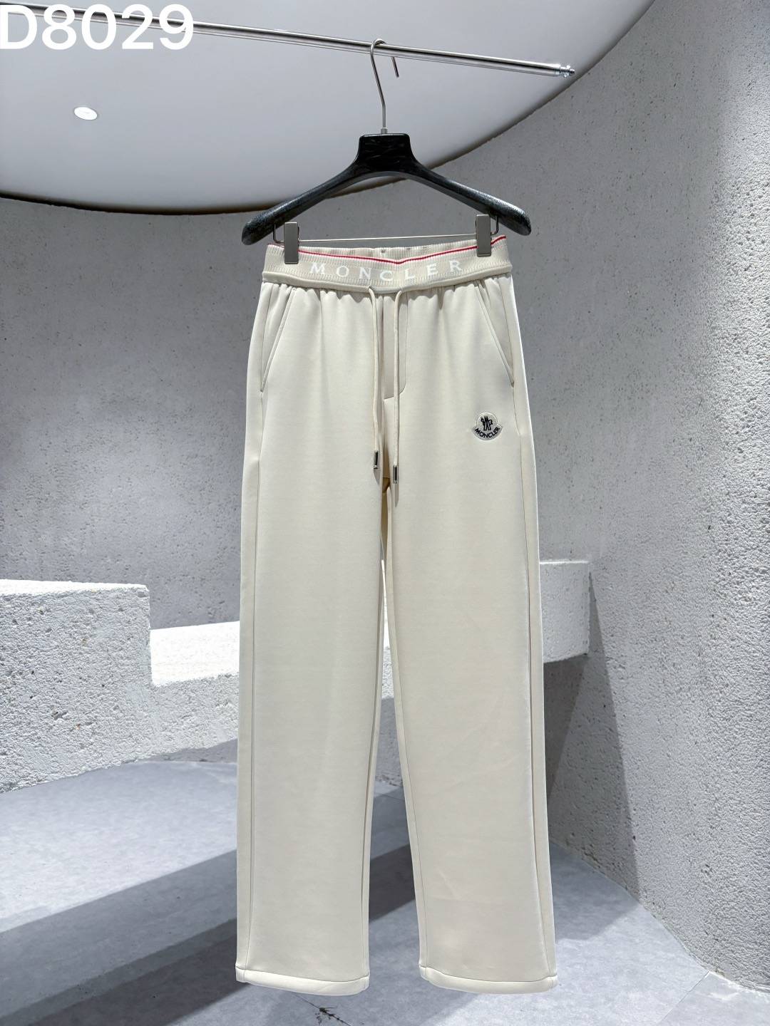 MONCLER メンズ パンツ イージーパンツ ウエストゴム ロゴプリント サイドライン メタルパーツ ブラック - 画像 9