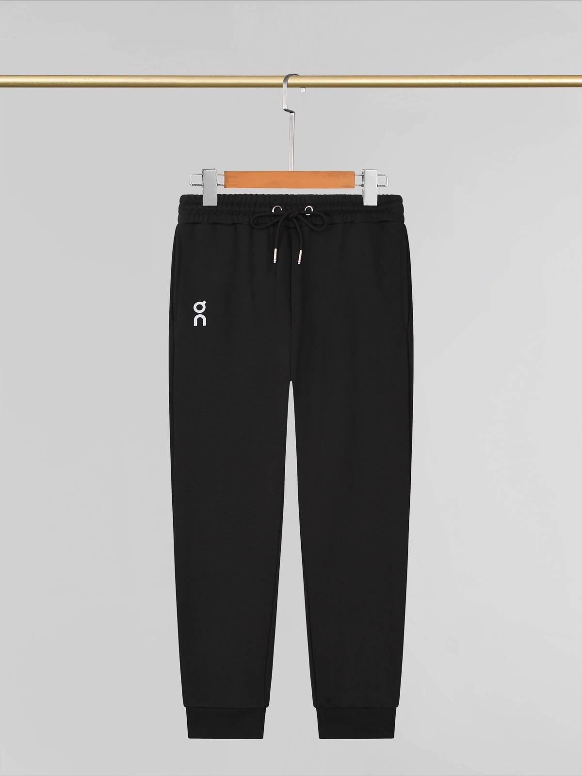 ON オン メンズ パンツ ジョガーパンツ ウエストゴム ドローコード サイドライン ロゴプリント 美脚シルエット ブラック - 画像 14