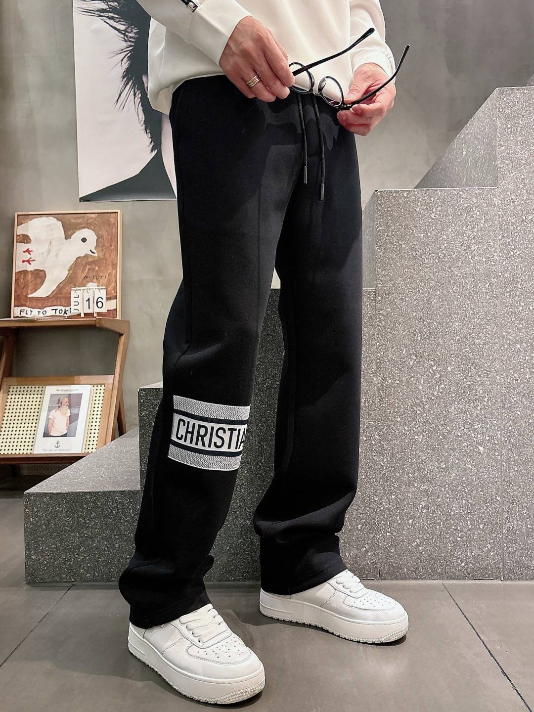DIOR メンズ パンツ ジョガーパンツ ドローコード サイドライン ロゴ刺繍 フレアシルエット ブラック - 画像 4