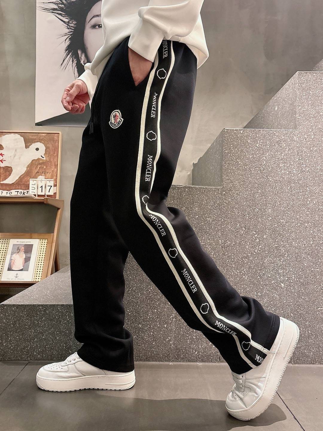 MONCLER モンクレール メンズ パンツ ジョガーパンツ サイドライン ロゴ刺繍 ロングコード ブラック - 画像 4