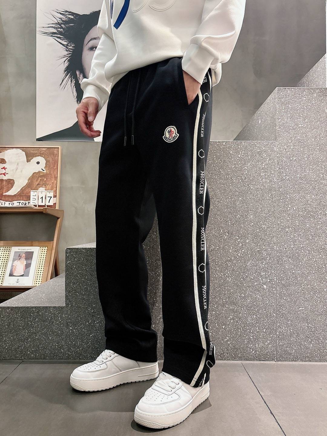 MONCLER モンクレール メンズ パンツ ジョガーパンツ サイドライン ロゴ刺繍 ロングコード ブラック - 画像 9
