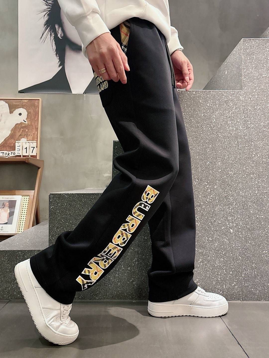 BURBERRY バーバリー メンズ パンツ ジョガーパンツ サイドライン ロゴ刺繍 ウエストゴム ブラック - 画像 8