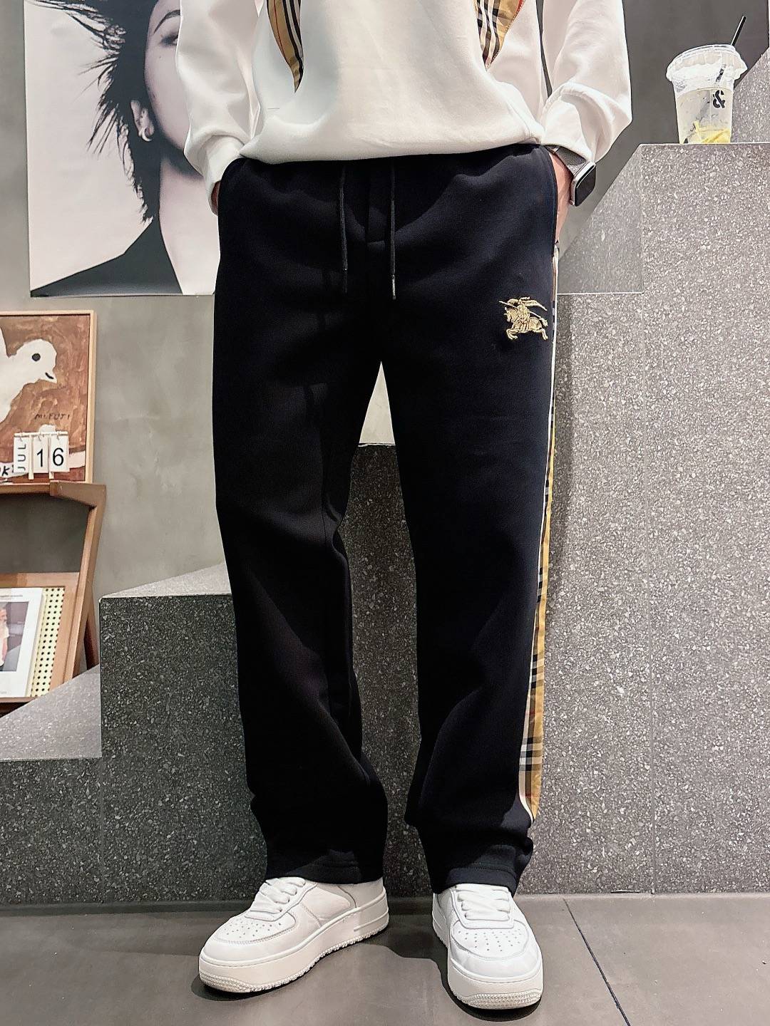 BURBERRY バーバリー メンズ ボトムス ジョガーパンツ サイドライン ロゴ刺繍 イージーパンツ ストリート ブラック
